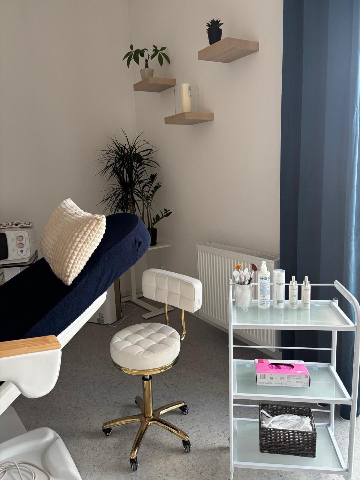 Stanowisko zabiegowe z kosmetykami — Atelier Książenice