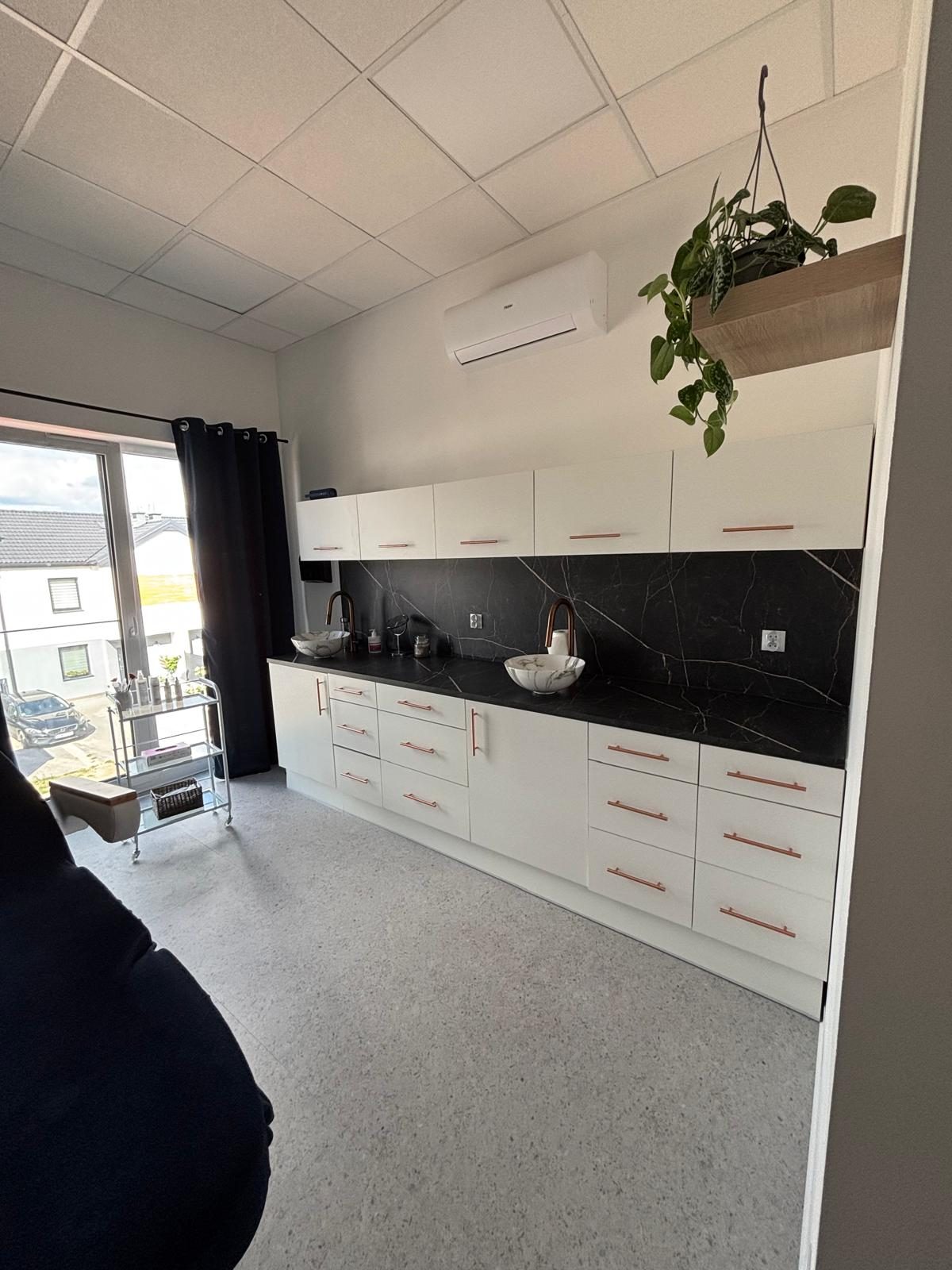 Wnętrze gabinetu Atelier Książenice — aneks